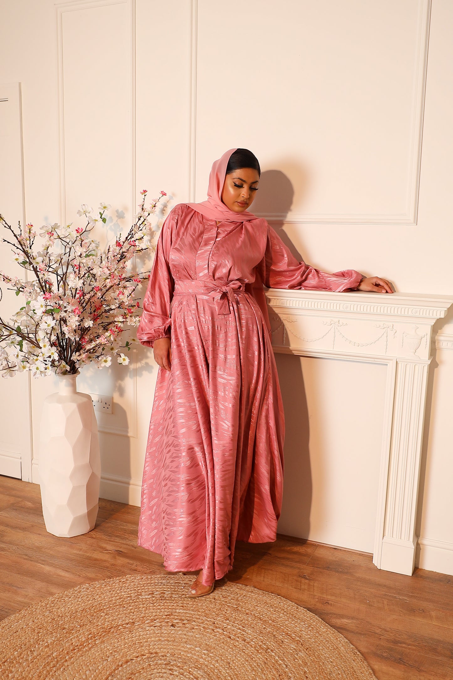 Ainaz Abaya in a jacquard Dusky Pink