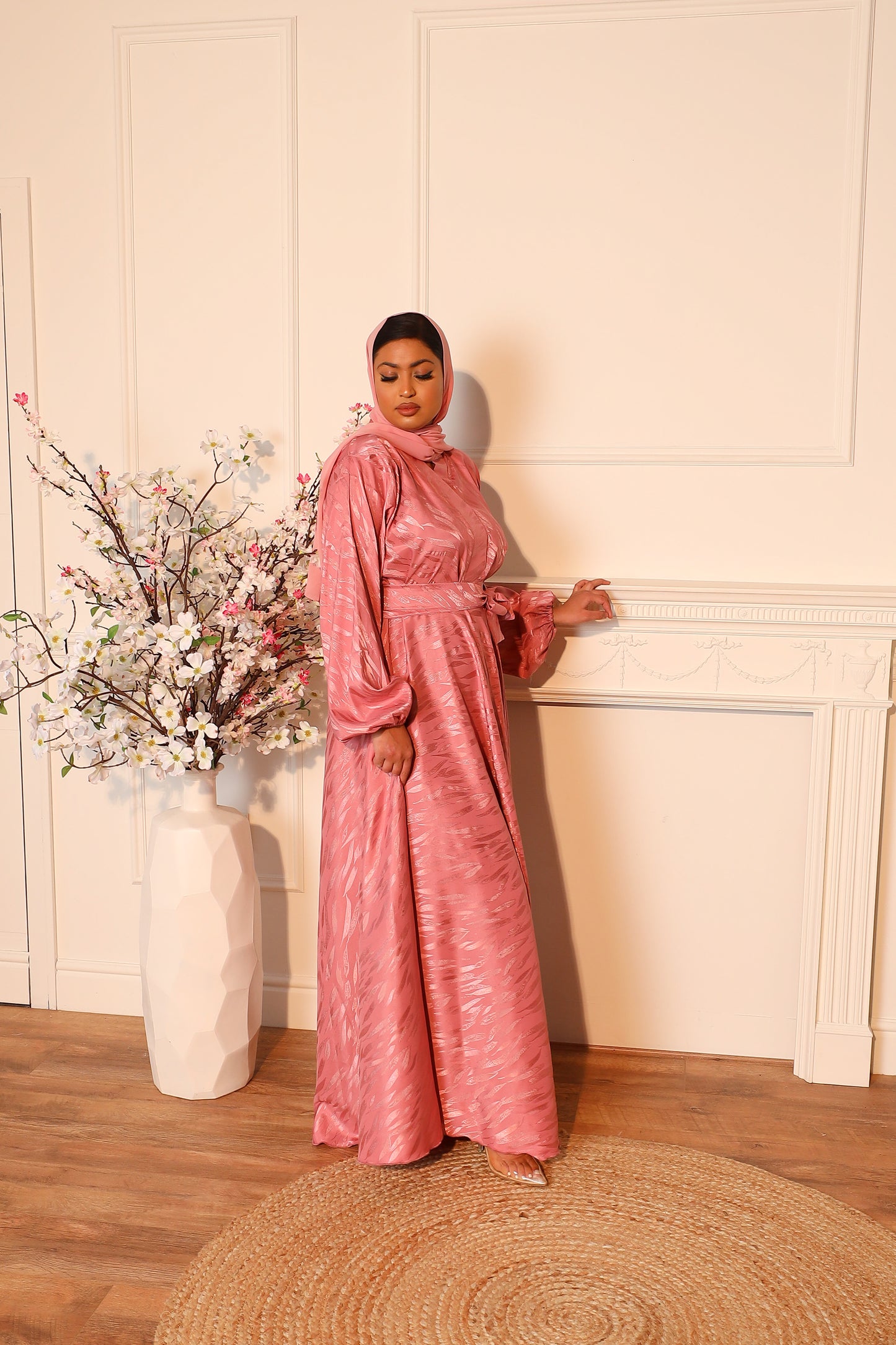 Ainaz Abaya in a jacquard Dusky Pink