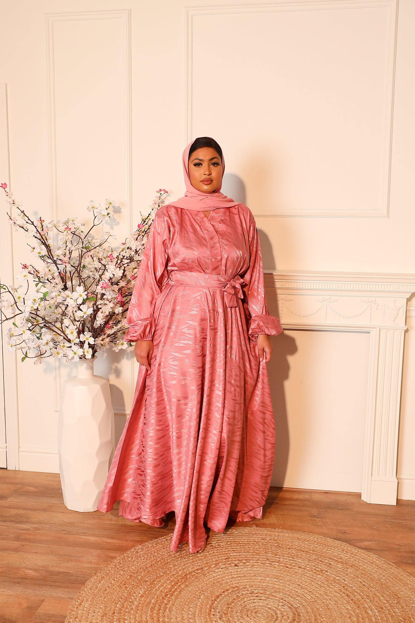 Ainaz Abaya in a jacquard Dusky Pink