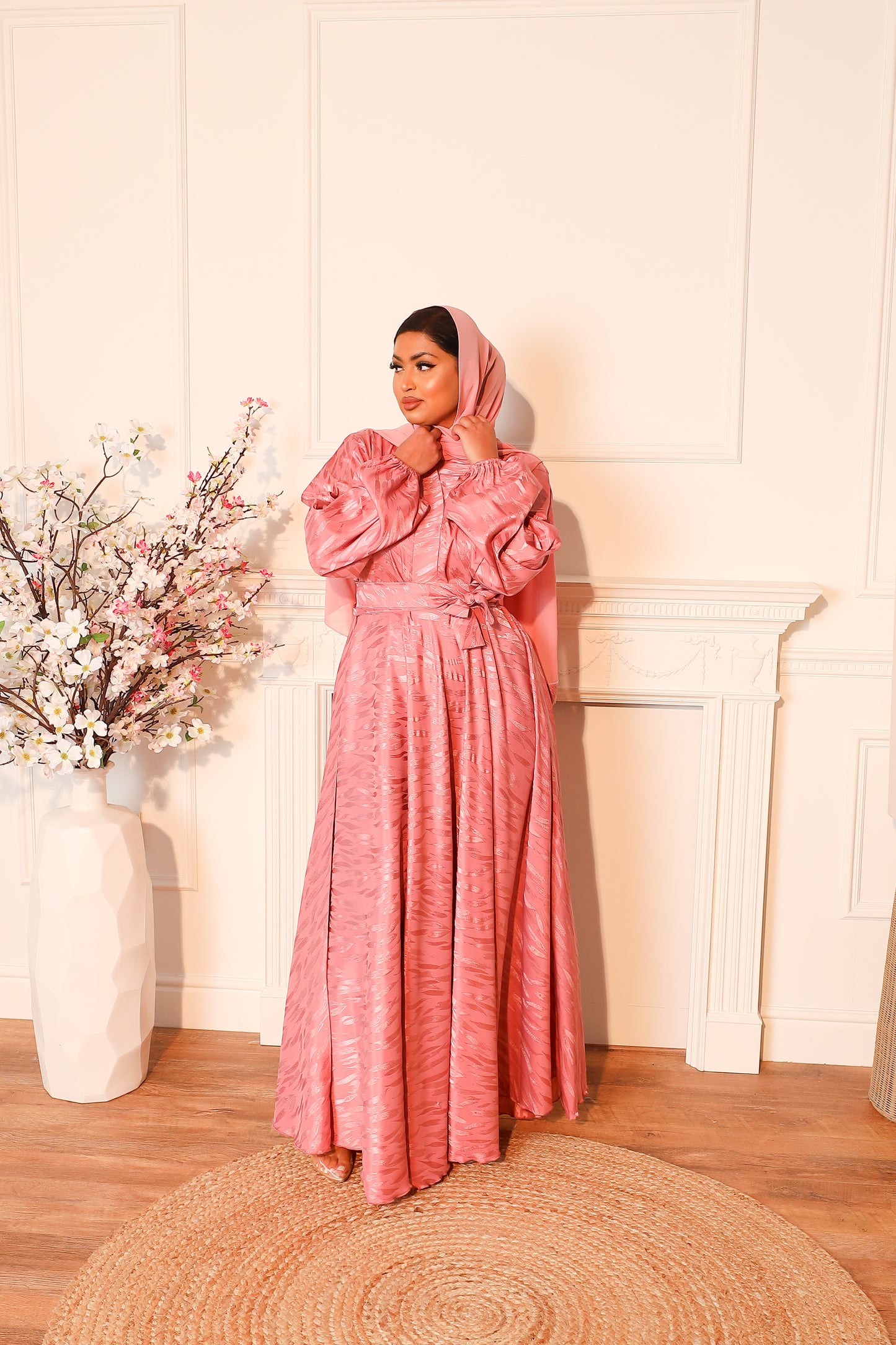 Ainaz Abaya in a jacquard Dusky Pink