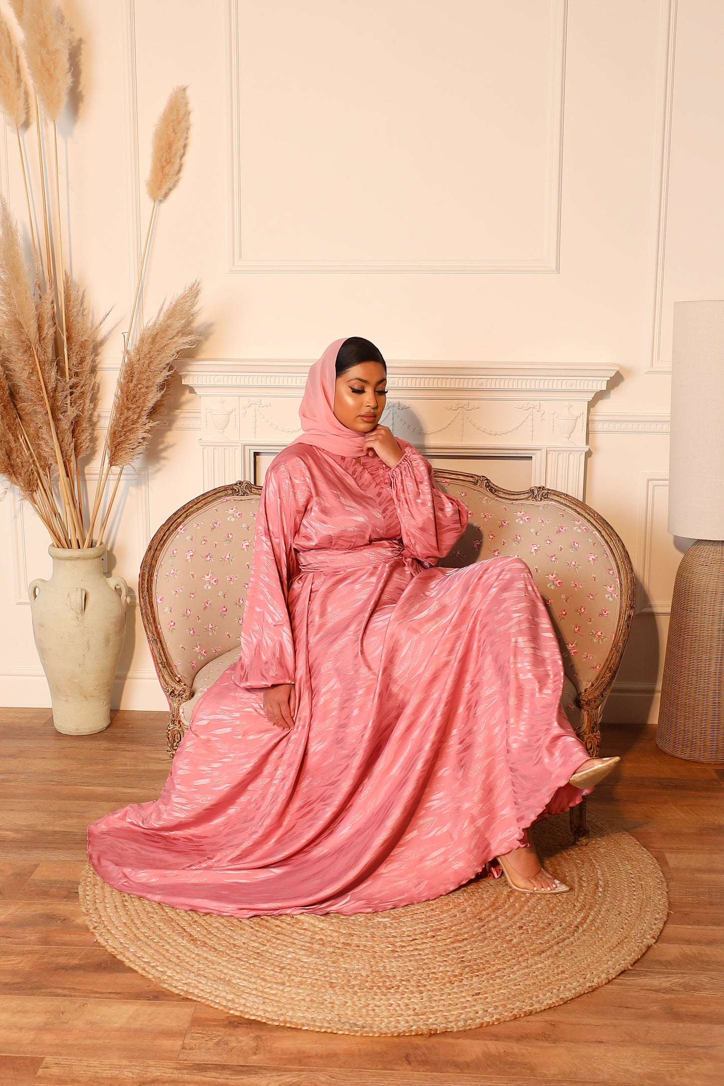 Ainaz Abaya in a jacquard Dusky Pink