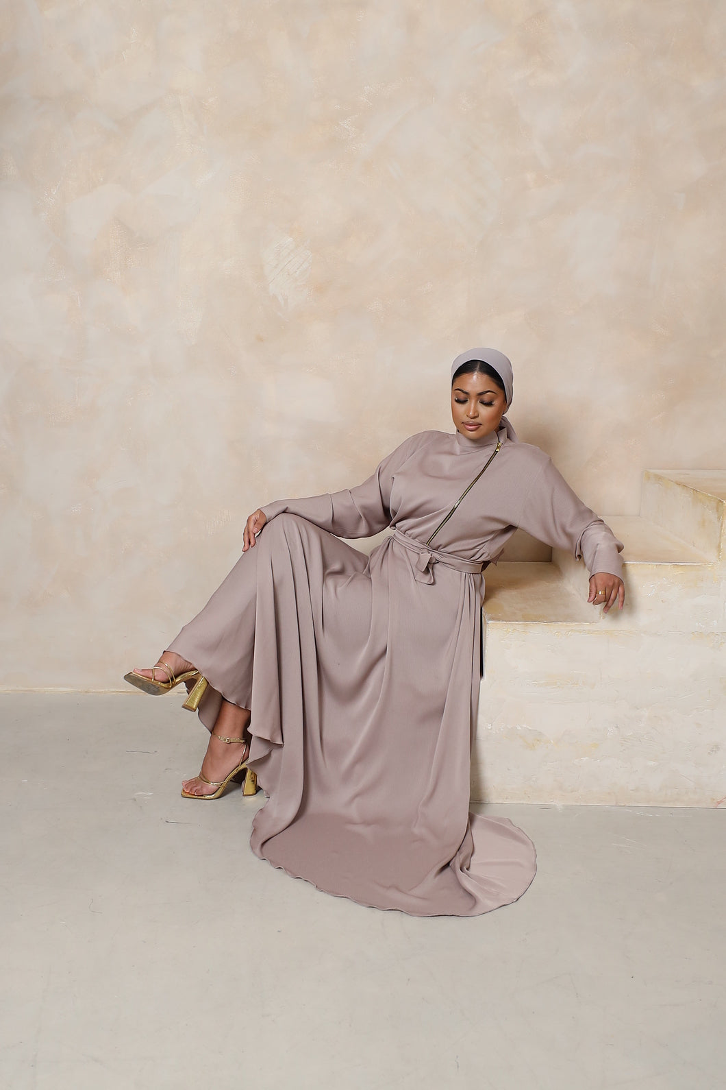 Habiba zip flare abaya Pebble in Fine Crinkle